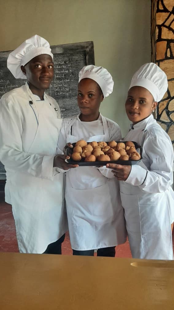 Formation des jeunes en boulangerie et pâtisseries pendant un atelier gaufres